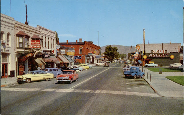 Các cửa hàng, cửa hiệu nằm trên một con phố ở Carson, Nevada sầm uất khách hàng ra vào.