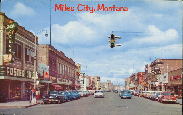 Một con đường lớn với nhiều xe đỗ hai bên đường ở thành phố Miles, Montana, Mỹ.