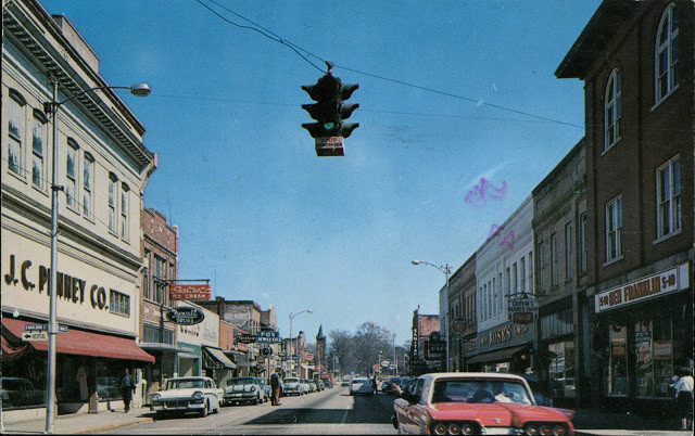 Xe cộ tấp nập di chuyển qua một con phố ở Bennettsville, Nam Carolina.