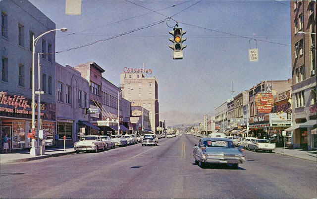 Một con phố sầm uất ở thành phố Wenatchee, tiểu bang Washington, Mỹ những năm 1960. Các nhiếp ảnh gia chụp số ảnh này làm bưu thiếp quảng bá về các đường phố ở nước Mỹ.