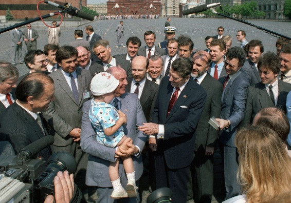 Tổng Bí thư Gorbachev và Tổng thống Mỹ Ronald Reagan đi dạo ở Quảng trường Đỏ năm 1988.