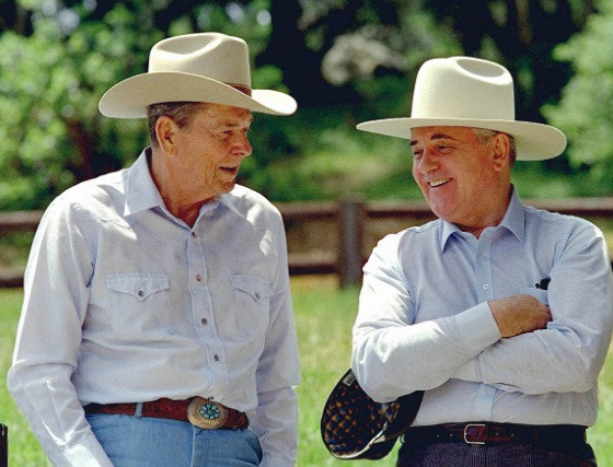 Cựu Tổng thống Mỹ Ronald Reagan và cựu Tổng thống Liên Xô Mikhail Gorbachev có cuộc gặp mặt, trò chuyện tại trang trại ở phía bắc Santa Barbara năm 1992.