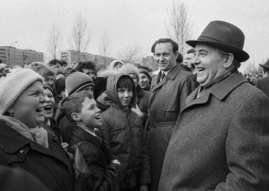 Nhà lãnh đạo Liên Xô Gorbachev có cuộc gặp gỡ, trò chuyện vui vẻ với người dân Moscow năm 1986.