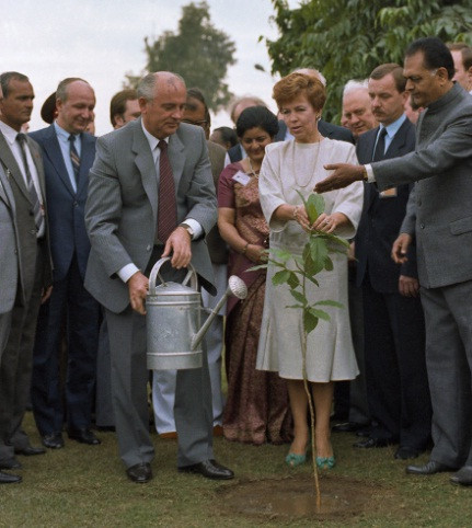 Ông Gorbachev, Tổng thống đầu tiên và cũng là duy nhất của Liên Xô, cùng phu nhân Raisa Maksimovna tham gia một buổi lễ trồng cây.