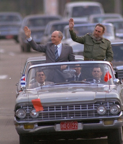 Lãnh tụ Cuba Fidel Castro và Tổng Bí thư Liên Xô Mikhail Gorbachev vẫy tay chào người dân đứng hai bên đường. Ảnh chụp năm 1989.