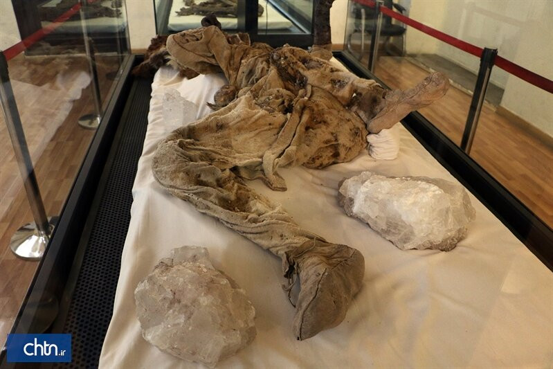 Sau khi qua đời, thi hài của họ bị hàng ngàn tấn muối vùi lấp. Trải qua nhiều thế kỷ, những tử thi đó được ướp xác tự nhiên và trở thành xác ướp "người muối" như ngày nay.