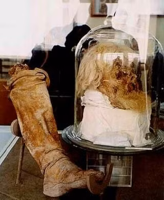 Người đàn ông này được xác định qua đời vào khoảng năm 200 sau Công nguyên. Bên cạnh xác ướp có một con sắt và một đôi bông tai bằng vàng.