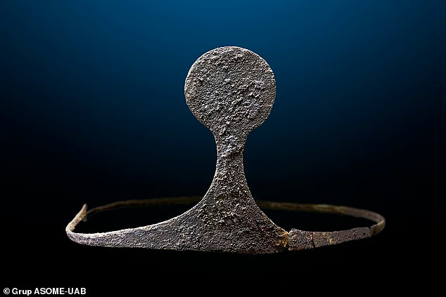 Trong cuộc khai quật ở Murcia, Tây Ban Nha, các nhà khảo cổ tìm thấy một bộ hài cốt phụ nữ 4.000 tuổi đội vương miện bạc bên dưới sàn một tòa nhà. Các chuyên gia suy đoán đó có thể là cung điện.