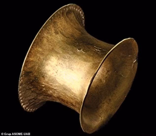 Nguyên do là bởi trên thi hài người phụ nữ đội vương miện bạc này, các chuyên gia còn tìm thấy vòng tay bạc.