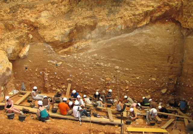 Thêm nữa, bộ hài cốt của đứa trẻ không hoàn chỉnh khi chỉ còn những mảnh xương nhỏ.