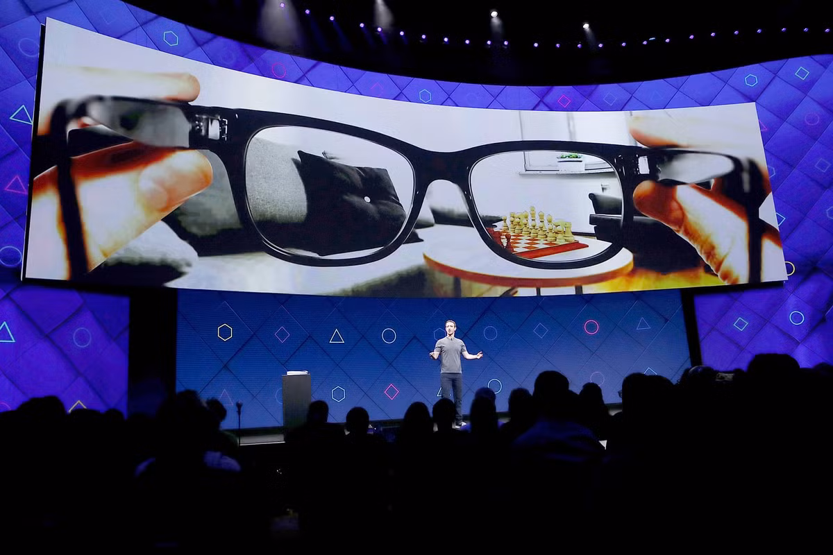 Thông qua camera đặc biệt đó, người sử dụng có thể lưu lại những khoảnh khắc đáng nhớ. Tuy nhiên, người dùng hiện vẫn chưa biết thời điểm chính xác Facebook sẽ ra mắt kính thông minh.