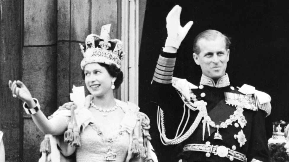 Do vương miện nặng nên Nữ hoàng Elizabeth II không thể cúi đầu để đọc diễn văn. Thay vào đó, bà phải ngẩng đầu lên.
