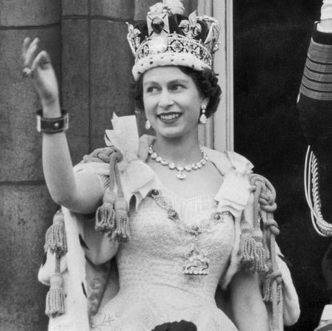 Theo chia sẻ của Nữ hoàng Elizabeth II, vào ngày quan trọng đó, bà đội chiếc vương miện nặng 1,3 kg.