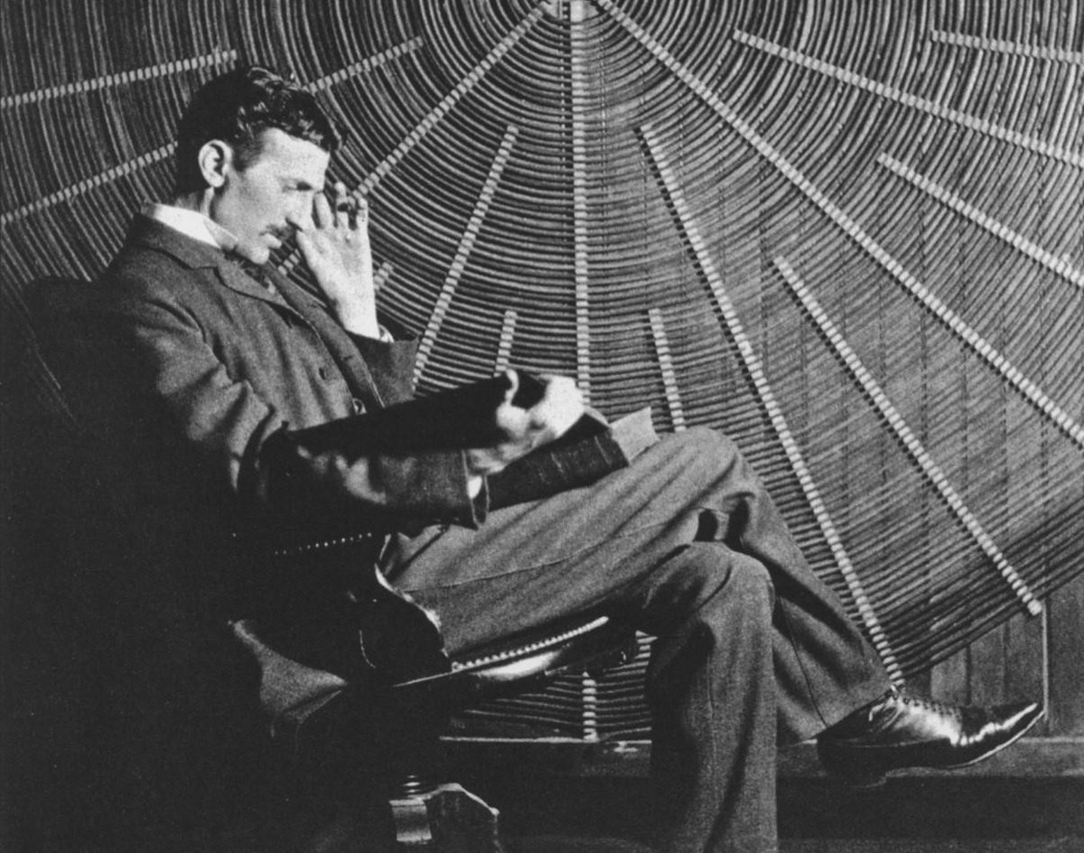 Sau 1 năm làm việc cho Edison, Nikola Tesla bắt đầu hoạt động độc lập. Kể từ đây, ông có nhiều sáng chế quan trọng trong ngành điện, nổi bật là thiết kế nhà máy thủy điện đầu tiên trên thác Niagara. Sự kiện này đánh dấu sự ra đời của dòng điện xoay chiều. Với hơn 300 bằng sáng chế trong suốt sự nghiệp nghiên cứu, Nikola Tesla trở thành một trong những nhà khoa học thành công và nổi tiếng nhất thế giới.