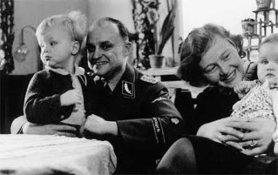 Ilse Koch kết hôn với Karl Koch vào tháng 5/1937 và lần lượt sinh cho chồng 3 người con. Với quyền lực của chồng, nữ "phù thủy" trại Buchenwald ngày càng lộng hành và nghĩ ra nhiều cách tra tấn, hành hạ tù nhân.