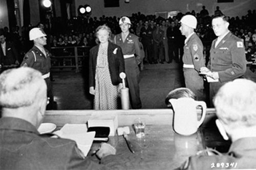 Nếu những hình xăm đó đạt tiêu chuẩn của Ilse Koch thì ả sẽ sai cấp dưới lột da để lấy "sản phẩm" trên cơ thể tù nhân để cho vào bộ sưu tập cá nhân rùng rợn.