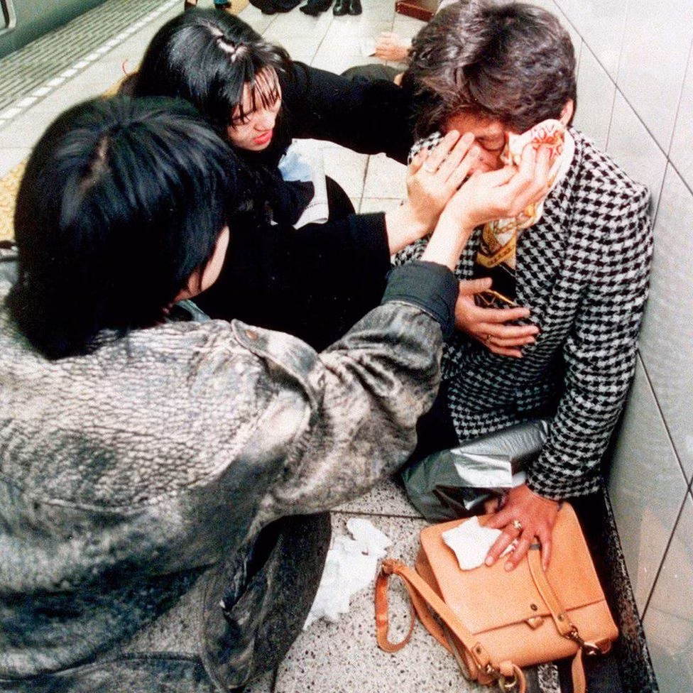 Do tính chất nghiêm trọng của vụ việc nên giới chức trách Nhật Bản triển khai cuộc điều tra quy mô lớn nhằm bắt giữ các thành viên giáo phái Aum Shinrikyo - thủ phạm khiến hơn 6.000 người thương vong.