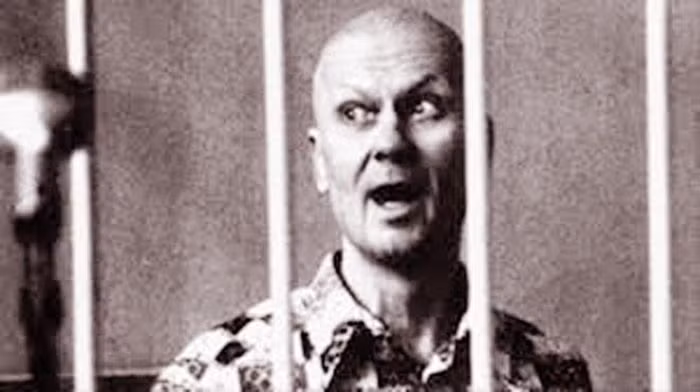 Sinh năm 1936 tại làng Yabluchne, Sumy Oblast, Ukraine, gã sát nhân Andrei Chikatilo lớn lên trong gia đình bố mẹ là nông dân. Tuổi thơ của y gắn liền với cuộc sống nghèo khó, có lúc cả gia đình phải ăn cỏ, lá cây qua ngày.