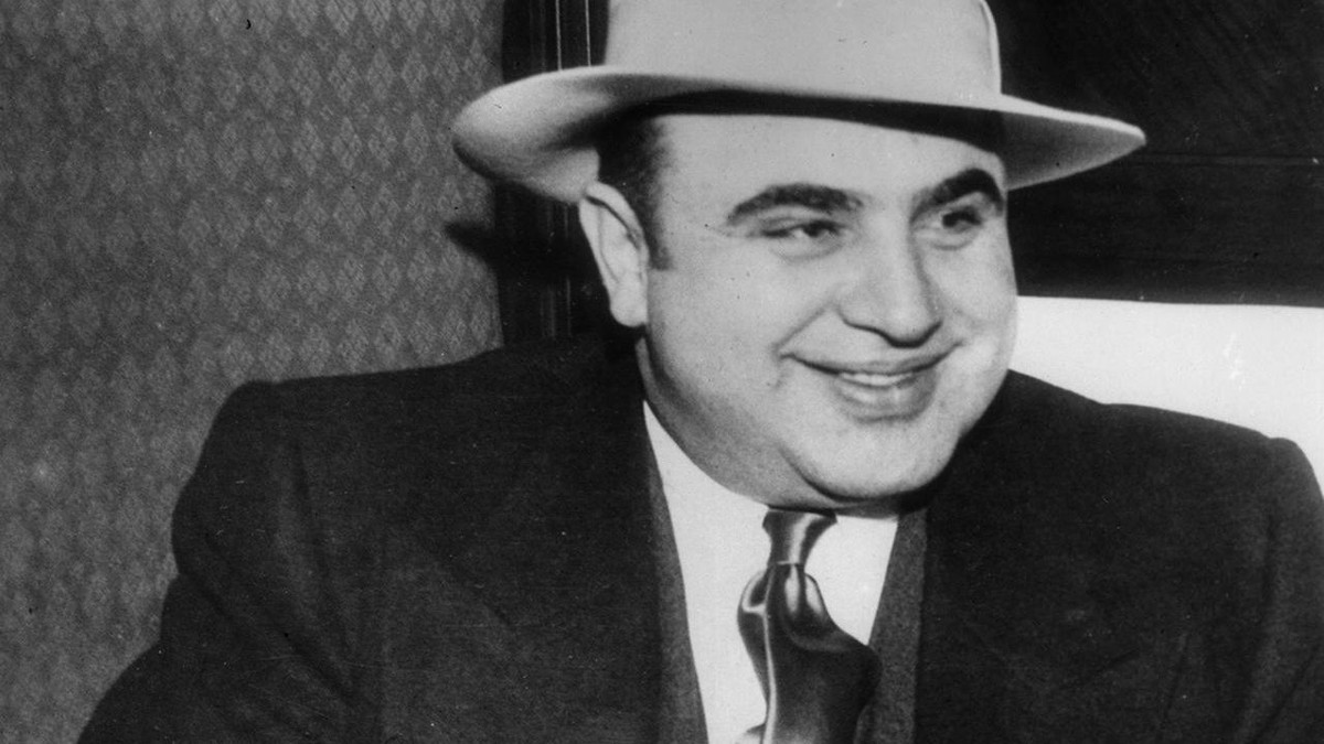 Tuy nhiên, việc sống dưới thân phận con trai ông trùm băng đảng khét tiếng Colombia khiến Albert bị bạn bè và nhiều người xung quanh xa lánh, dèm pha, thậm chí là bị xúc phạm, chửi rủa.