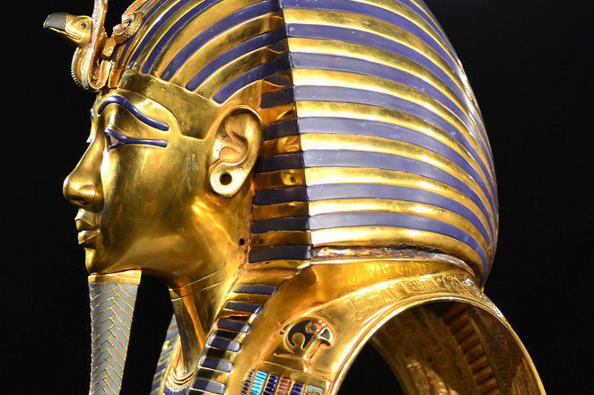 Pharaoh Akhenaten trị vì Ai Cập từ năm 1353 trước Công nguyên - 1335 trước Công nguyên. Ông là nhà vua đầu tiên đưa thần giáo vào Ai Cập (tức từ bỏ tín ngưỡng đa thần giáo lâu đời ở Ai Cập để chuyển sang tín ngưỡng thờ cúng một vị thần duy nhất - thần Mặt Trời Aten, gọi là nhất thần giáo).