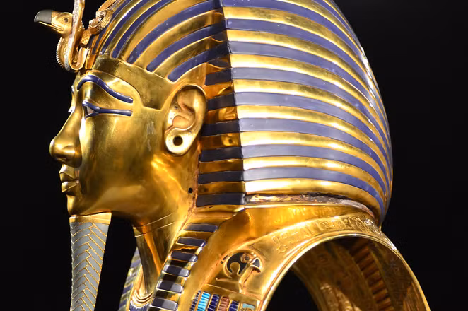 Pharaoh Akhenaten trị vì Ai Cập từ năm 1353 trước Công nguyên - 1335 trước Công nguyên. Ông là nhà vua đầu tiên đưa thần giáo vào Ai Cập (tức từ bỏ tín ngưỡng đa thần giáo lâu đời ở Ai Cập để chuyển sang tín ngưỡng thờ cúng một vị thần duy nhất - thần Mặt Trời Aten, gọi là nhất thần giáo).