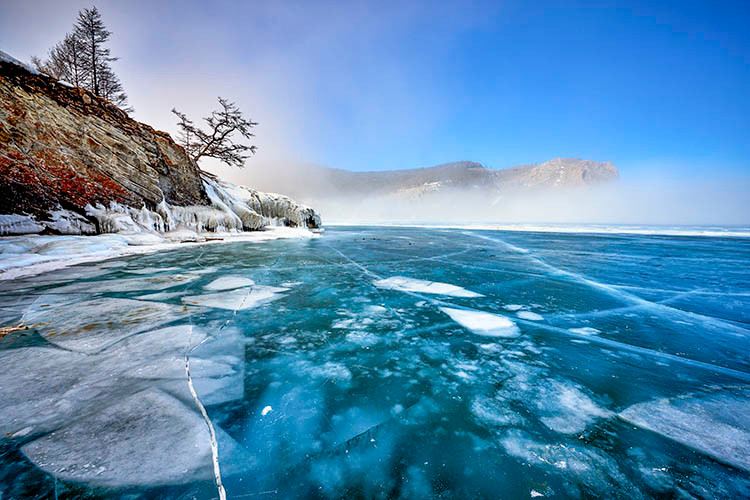 Cấu trúc tinh thể độc đáo và nhiệt độ lạnh giá cả mùa đông khiến băng ở hồ Baikal rất vững chắc. Thêm nữa, gió thổi tuyết ra khỏi bề mặt băng giúp hồ nước này mịn và sáng như bề mặt thủy tinh. Du khách có thể nhìn thấy hình ảnh phản chiếu của mình ở bề mặt băng.