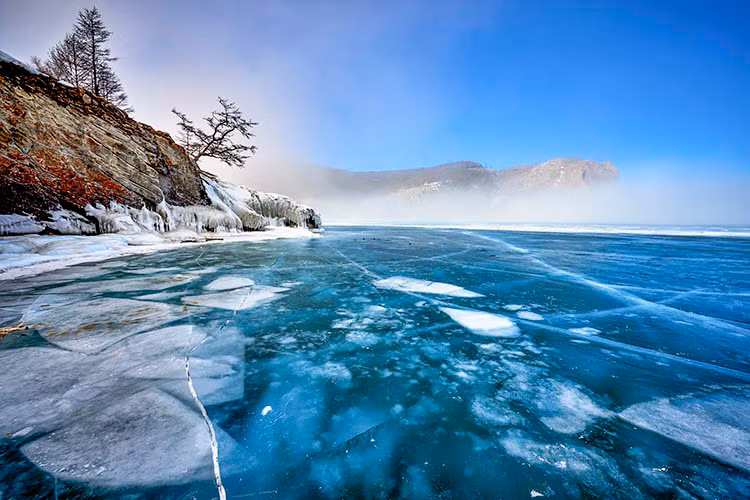 Cấu trúc tinh thể độc đáo và nhiệt độ lạnh giá cả mùa đông khiến băng ở hồ Baikal rất vững chắc. Thêm nữa, gió thổi tuyết ra khỏi bề mặt băng giúp hồ nước này mịn và sáng như bề mặt thủy tinh. Du khách có thể nhìn thấy hình ảnh phản chiếu của mình ở bề mặt băng.