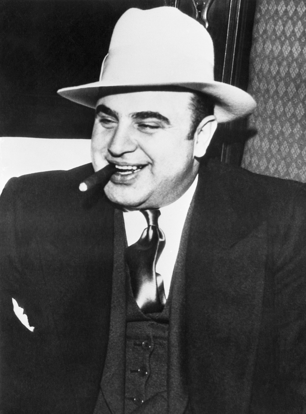 Capone cùng các đàn em thực hiện nhiều hành vi tội phạm như buôn lậu rượu, thu tiền bảo kê, mua chuộc nhiều quan chức trong chính quyền để tự do lách luật, buôn ma túy, bắt cóc, tống tiền, giết người...