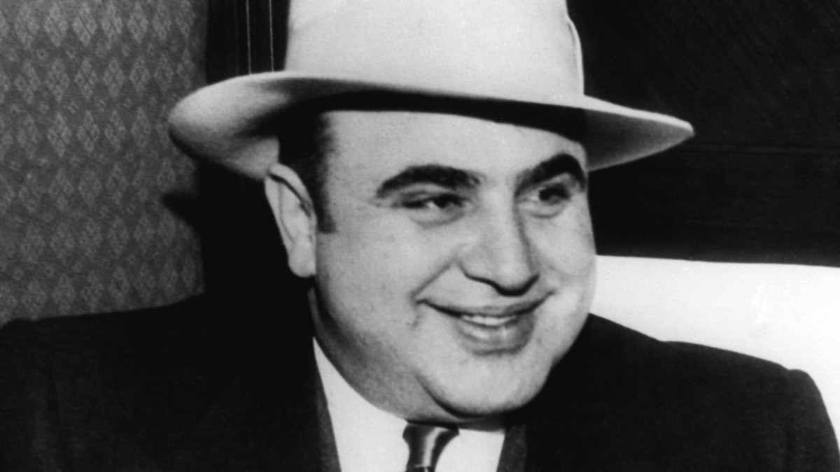 Đến năm 14 tuổi, Al Capone bị cô giáo phạt. Trong bối cảnh đó, gã mafia đánh giáo viên nên bị đuổi học. Sau đó, mafia khét tiếng đi làm phụ giúp gia đình để có thêm tiền trang trải cuộc sống. Gã làm các công việc như đứng máy sản xuất đạn dược hoặc giấy.