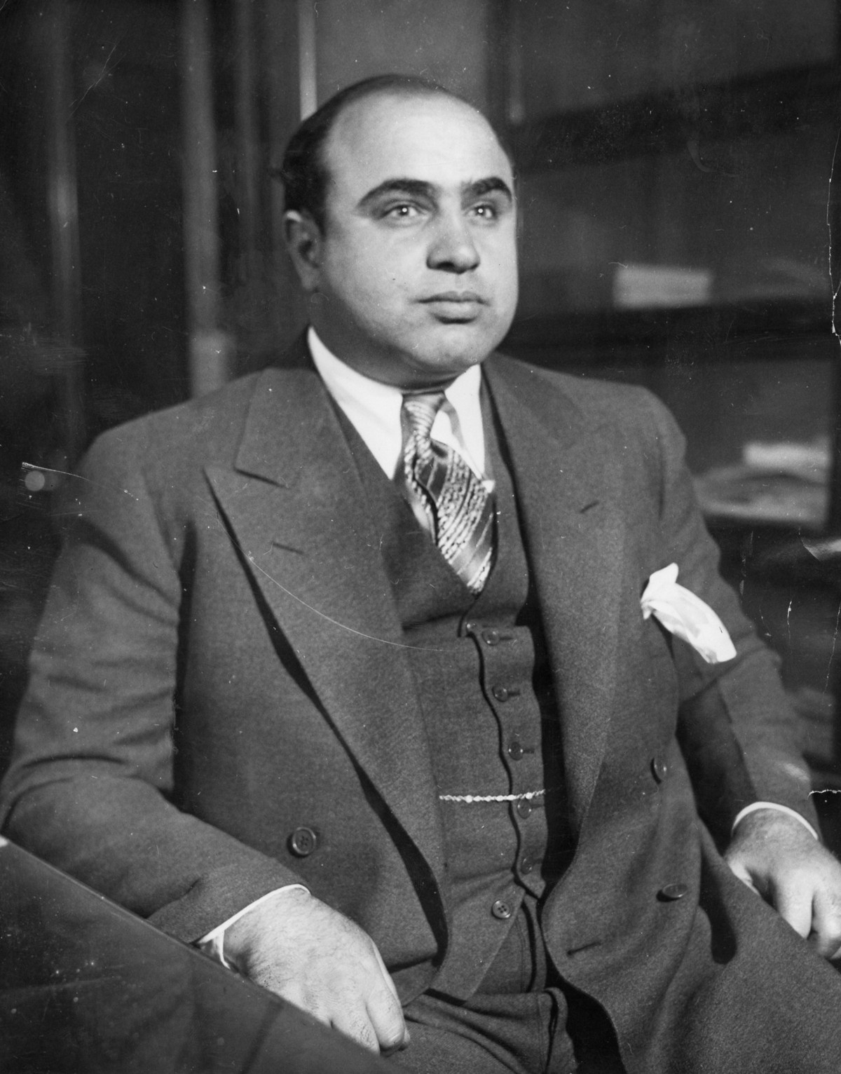 Al Capone cũng bắt đầu tham gia một số băng đảng đường phố tại quận Brooklyn. Trong một lần làm bồi bàn tại quán rượu, gã trêu ghẹo một cô gái nên bị người đàn ông đi cùng rút dao rạch mặt. Vụ việc này để lại 2 vết sẹo trên mặt gã. Đây cũng là lý do vì sao trùm mafia khét tiếng nước Mỹ còn có biệt danh là "Mặt sẹo".