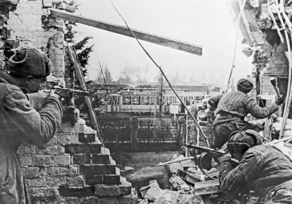 Hitler và các quan chức Đức quốc xã hiểu được rằng, nếu đánh mất các mỏ dầu này thì đế chế Đệ tam sẽ không thể tiếp tục cuộc chiến và đối mặt với thất bại đầy cay đắng.