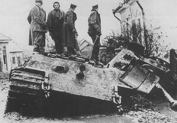 Kể từ ngày 6/3, Đức và Liên Xô xảy ra nhiều trận đánh đẫm máu ở bờ sông Drava, khu vực giữa các Hồ Balaton và Velence.