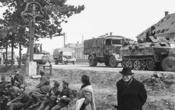 Do đó, phát xít Đức triển khai 430.000 binh sĩ, hơn 800 xe tăng và pháo tự hành, 6.000 khẩu pháo hạng nặng và súng cối cũng như khoảng 800 máy bay cho cuộc tấn công quy mô lớn cuối cùng.