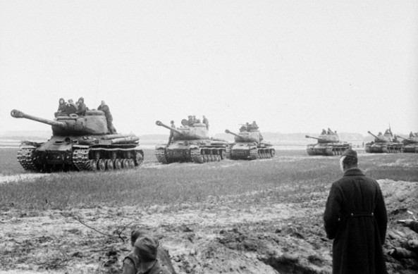 Trong bối cảnh ngàn cân treo sợi tóc, chính quyền Hitler quyết định thực hiện cuộc tấn công lớn cuối cùng nhằm thay đổi tình hình. Theo đó, Đức quốc xã lên kế hoạch và triển khai Operation Spring Awakening (chiến dịch “Mùa Xuân Thức tỉnh”) vào đầu tháng 3/1945.