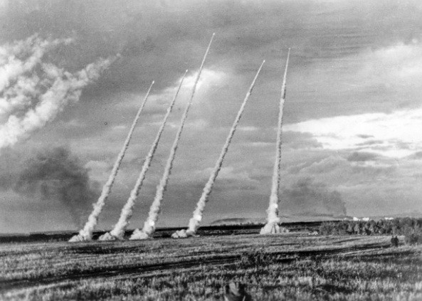 Vào đầu năm 1945, quân đội Đức quốc xã thất bại liên tiếp ở nhiều chiến trường. Hậu quả là Hồng quân Liên Xô cách Berlin chỉ khoảng 70 km. Song song với đó, các nước Đồng minh cũng đang trên đường tiến đến "sào huyệt" của trùm phát xít Hitler.