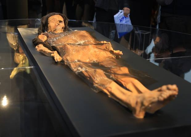 Theo kết quả kiểm tra, Lady of Cao qua đời khi khoảng 20 tuổi. Người này sống cách đây khoảng 1.500 năm. Bà thuộc nền văn minh Moche.