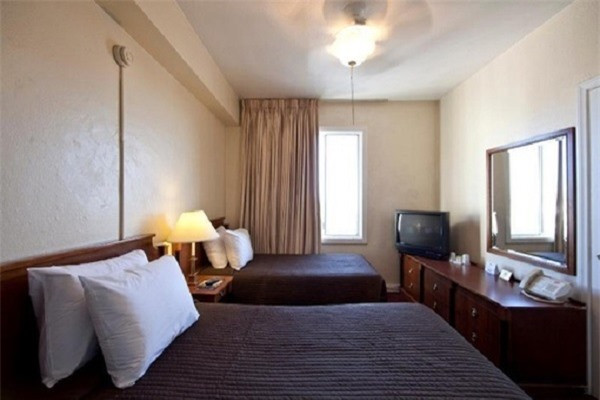 Còn năm 2013, thi thể một sinh viên người Canada, Elisa Lam, 21 tuổi, được tìm thấy trong bể nước. Các nhân viên đã tìm thấy xác cô gái trẻ sau khi khách phàn nàn rằng nước có mùi khác thường.