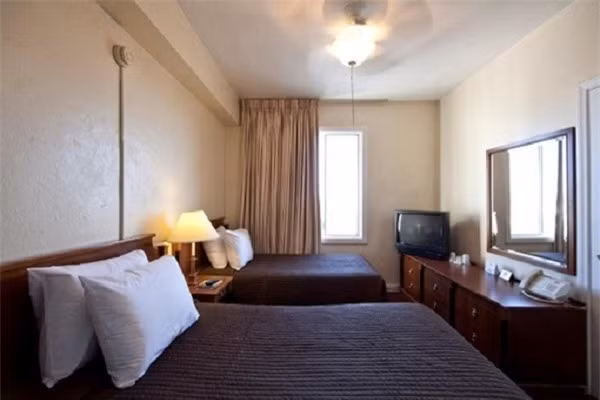 Còn năm 2013, thi thể một sinh viên người Canada, Elisa Lam, 21 tuổi, được tìm thấy trong bể nước. Các nhân viên đã tìm thấy xác cô gái trẻ sau khi khách phàn nàn rằng nước có mùi khác thường.