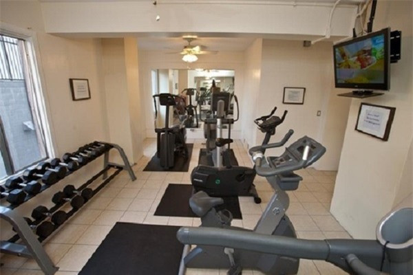 Cô kể lại, cô là một người thường xuyên có những trải nghiệm huyền bí (nhìn, nghe và cảm thấy các hồn ma), khi vào khách sạn, cô cảm giác được các hồn ma và cảm giác đó khá tệ.