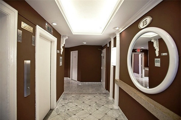 Nikki DuBose, nhà văn sáng tác dựa trên tội phạm có thật đã đến thăm khách sạn "ma ám".