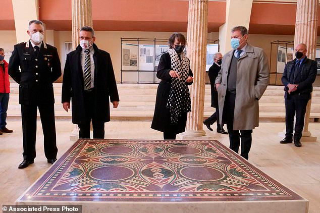 Theo chia sẻ của bà Helen, chiếc bàn cafe được bà mua với một giá khá "mềm" từ một nhà quý tộc người Italy. Bà mua nó khi sống ở quốc gia này. Về sau, bà Helen chuyển đến Mỹ sinh sống và định cư ở New York. Lúc chuyển nhà, bà mang theo chiếc bàn cafe yêu thích. Dù biết mặt bàn là tranh khảm cổ xưa nhưng bà chưa từng nghĩ rằng nó lại là bảo vật của đế chế La Mã.