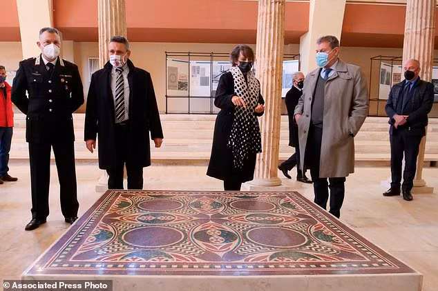 Theo chia sẻ của bà Helen, chiếc bàn cafe được bà mua với một giá khá "mềm" từ một nhà quý tộc người Italy. Bà mua nó khi sống ở quốc gia này. Về sau, bà Helen chuyển đến Mỹ sinh sống và định cư ở New York. Lúc chuyển nhà, bà mang theo chiếc bàn cafe yêu thích. Dù biết mặt bàn là tranh khảm cổ xưa nhưng bà chưa từng nghĩ rằng nó lại là bảo vật của đế chế La Mã.