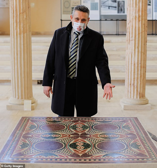 Tuy nhiên, vào năm 1944, binh sĩ Đức quốc xã đốt Bảo tàng Quốc gia Italy. Hậu quả là 2 xác tàu trên bị cháy rụi. May mắn là bức tranh khảm làm bằng đá của đế chế La Mã không bị hư hại. Tuy nhiên, bức tranh khảm bị thất lạc kể từ sau năm 1955. Không ai biết tác phẩm nghệ thuật này bị đánh cắp thế nào và đã rơi vào tay ai.