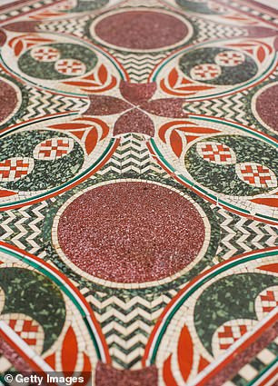 Khi xem những bức ảnh này, hai phụ nữ nói rằng đã nhìn thấy bức tranh tại nhà bà Helen Fioratti. Người này chuyên buôn bán đồ cổ. Lúc đến nhà của bà Helen để tìm hiểu về bức tranh, các chuyên gia vô cùng bất ngờ khi thấy tác phẩm nghệ thuật của bạo chúa Caligula được dùng làm mặt bàn cafe.