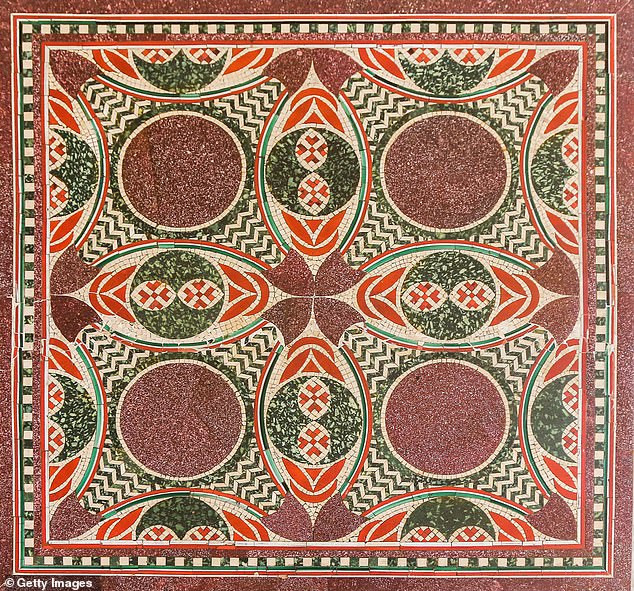 Vào năm 1929, các chuyên gia, nhà khảo cổ khai quật "con tàu hoan lạc" của Caligula sau hơn 1.900 năm "ngủ vùi" dưới lòng hồ ở Italy. Trong cuộc khai quật đó, xác tàu Nemi được tìm thấy cạnh một con tàu nhỏ khác. Toàn bộ 2 xác tàu cùng những hiện vật, bao gồm bức tranh khảm quý giá trên được các chuyên gia cẩn thận đưa đến Bảo tàng Quốc gia Italy lưu giữ và bảo quản.