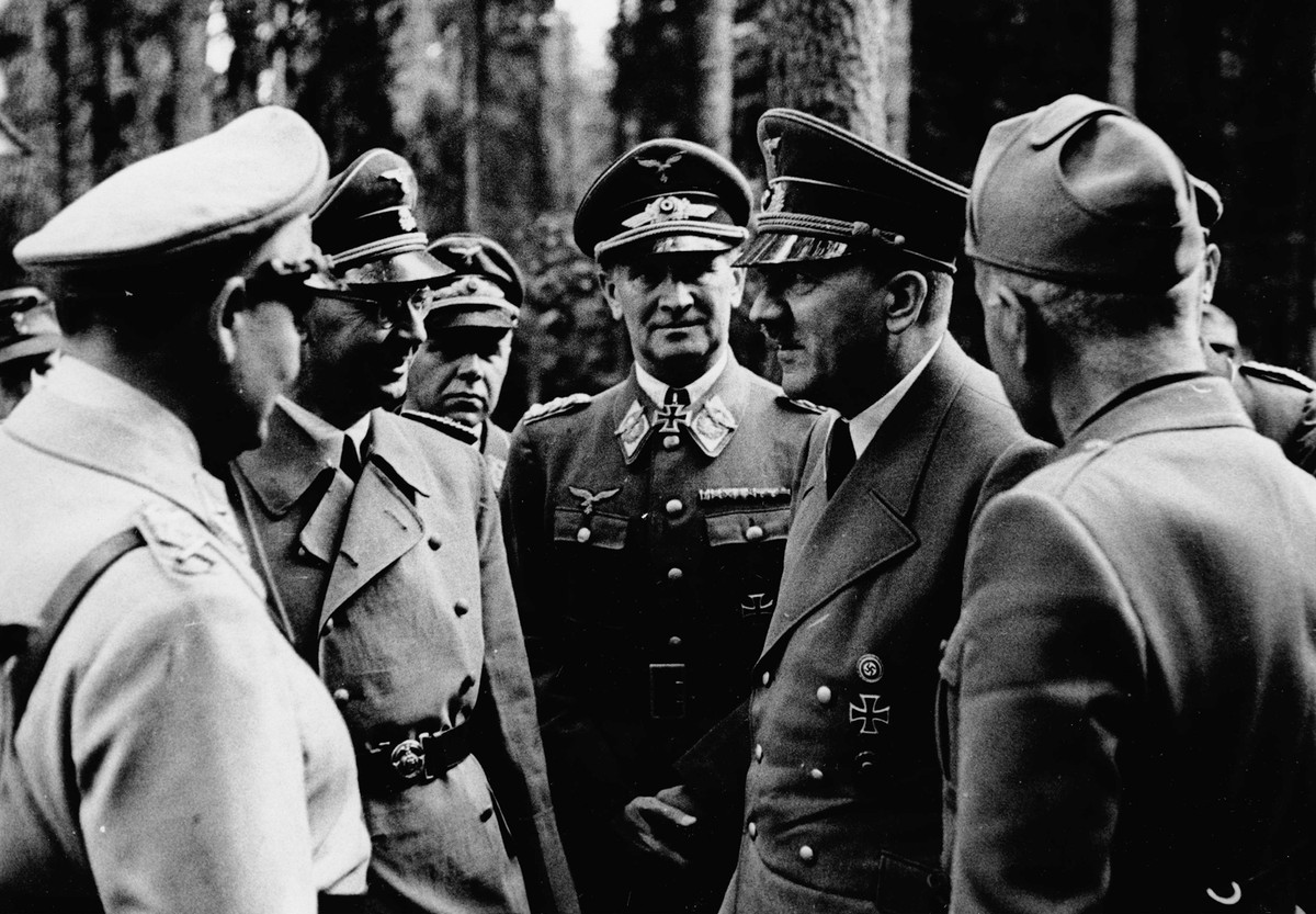 Trước đề nghị của Hitler, nhà lãnh đạo Stalin từ chối. Theo đó, cháu trai của Hitler bị Liên Xô kết tội là tội phạm chiến tranh năm 1949 và lĩnh án 25 năm tù. Năm 1955, hàng ngàn tội phạm phát xít Đức được Liên Xô trả tự do. Trong số này có Leo. Sau khi rời Liên Xô, ông trở về thành phố Linz và làm giáo viên hóa học cho đến khi qua đời năm 1977.
