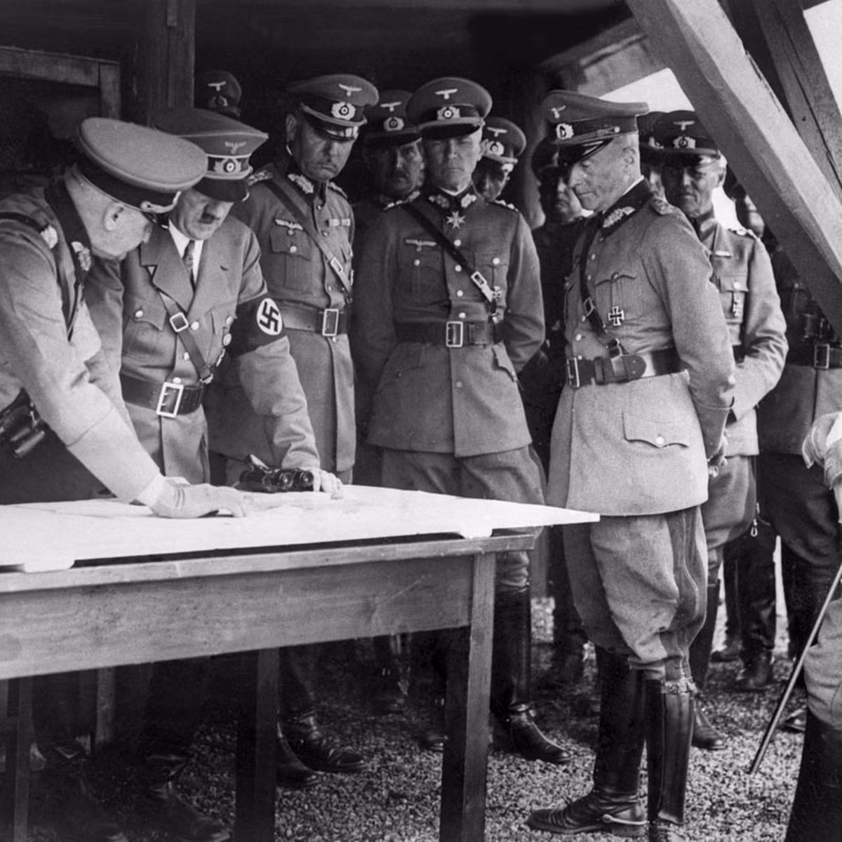 Tuy nhiên, đến ngày 23/1/1943, Leo bị binh sĩ Liên Xô bắt giữ cùng với nhiều tù binh Đức khác. Ban đầu, Liên Xô không biết đây là cháu trai của Hitler. Mãi về sau, trong quá trình thẩm vấn, Leo mới khai rằng là người thân của trùm phát xít Đức.