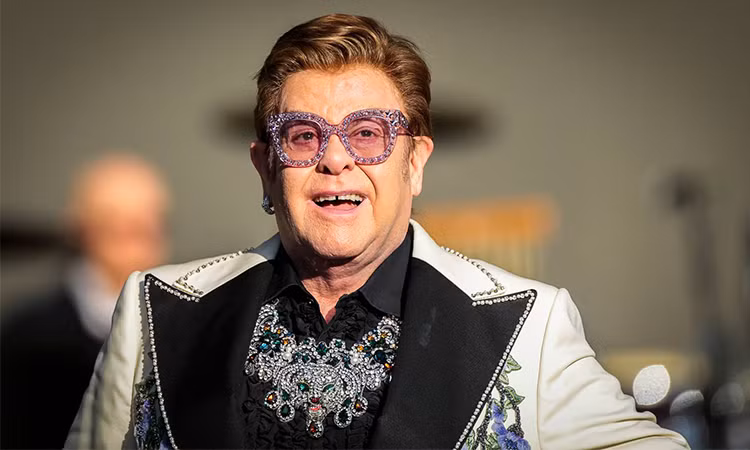 Với những cống hiến trong âm nhạc và từ thiện, năm 1998, danh ca Elton John được Nữ hoàng Elizabeth II phong tước Hiệp sĩ.