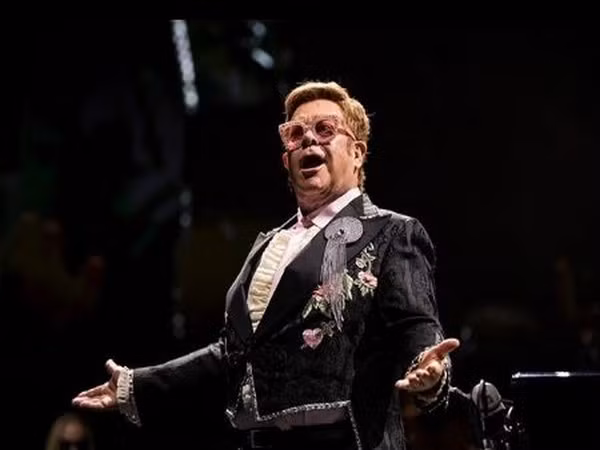 Tổ chức từ thiện của Elton John đã đóng góp gần 0,5 tỷ USD trong cuộc chiến chống HIV/AIDS tại Anh.