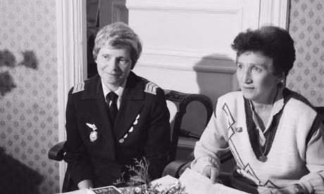 Cụ thể, Galina là con của phi công thử nghiệm người Liên Xô Victor Rastorguev. Vào năm 1944, Rastorgueva, 8 tuổi, được bố đưa lên máy bay và có chuyến bay đầu tiên trong đời. Tuy nhiên, ông Victor qua đời năm 1945 khi máy bay thử nghiệm gặp sự cố. Sau đó, tên của cha Galina được đặt cho một ngọn núi lửa ở mặt tối của Mặt Trăng.